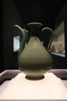 青釉执壶