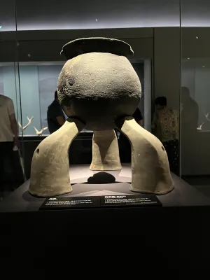 史前三足陶鼎