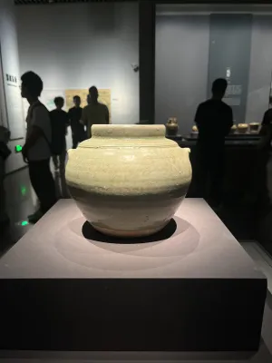青釉双系罐展陈