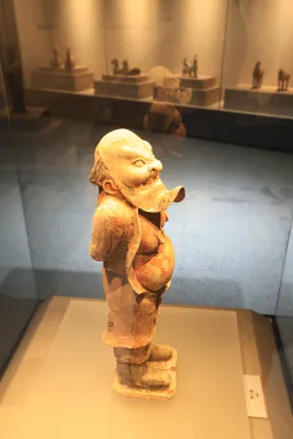 彩绘胡人陶俑