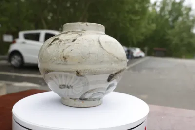 灰釉花卉陶罐