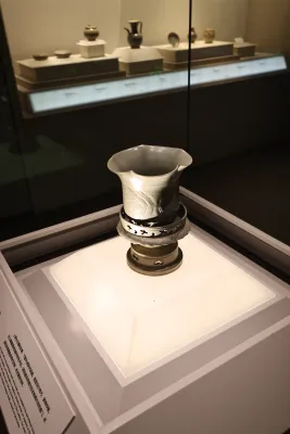 越窑青瓷花口尊