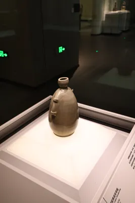 越窑青瓷穿带瓶