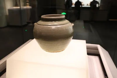 青釉陶罐