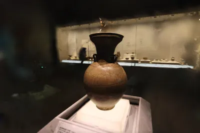 青釉四系壶