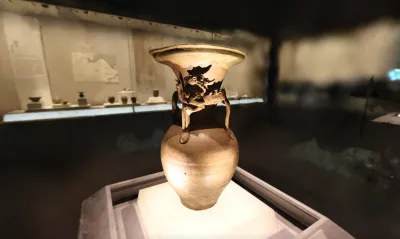 龙饰青瓷壶