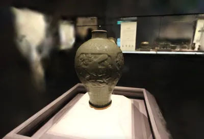 青瓷梅瓶