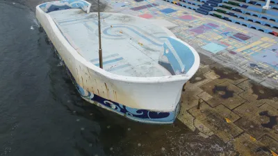 Boat-shaped Waterside Platform