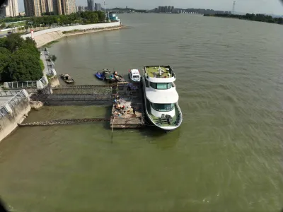 江边停靠的白色游船