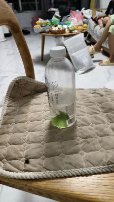 椅子上的椰子水瓶