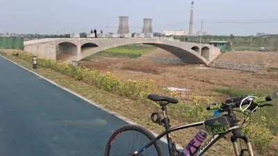 河边步道上的山地自行车