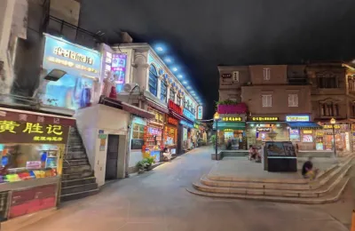 小街心夜景