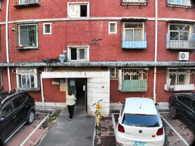 红砖居民楼与小区街道
