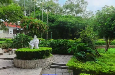红砖建筑与园林步道